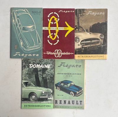 Plusieurs anciennes brochures automobiles sont exposées sur un fond blanc