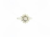 une image d'une bague en diamant sur fond blanc