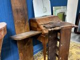 un bureau en bois surmonté d'un miroir