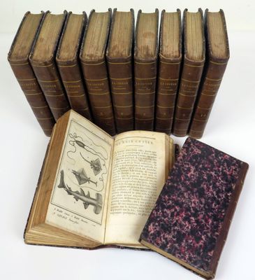 plusieurs vieux livres sont empilés sur une table