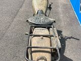 une moto garée sur le côté de la route
