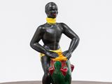 une figurine représentant une femme debout sur une table en bois