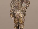 une image représentant la statue d'un homme portant un chapeau et une épée