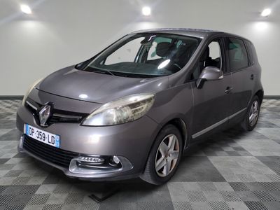 la photo d'une voiture grise garée dans un garage