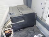 une boîte posée par terre à côté d'un ordinateur portable
