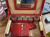 une valise rouge contenant des outils, posée sur une table