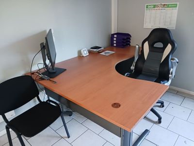 un bureau avec une chaise et un ordinateur dessus