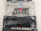 deux paires de t-shirts Jack & Jones dans des sacs en plastique