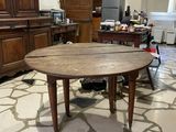 une table placée au milieu d'une pièce