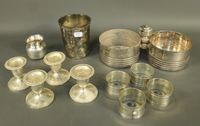 Lot d'objets en métal argenté comprenant :- Quatre bougeoirs… (photo 2)