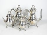 service à thé et à café en argent, composé de six pièces, sur fond blanc