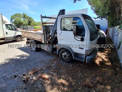 un camion blanc garé à côté d'un camion blanc