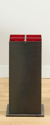 deux poubelles noires et rouges posées sur un parquet