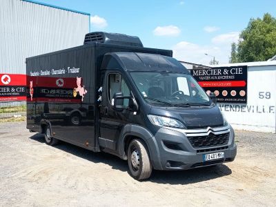 une photo d'un camion de livraison garé devant un immeuble