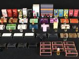 beaucoup de parfums différents sur la table