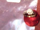 un anneau rouge posé sur un sac transparent