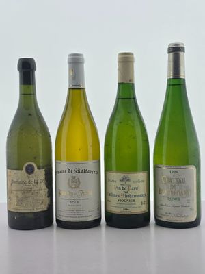 quatre bouteilles de vin sont alignées sur une table
