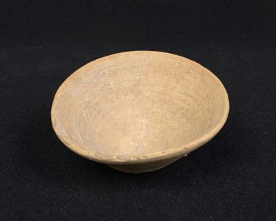 une image représentant un bol marron posé sur une table noire