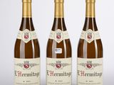 trois bouteilles de vin posées l'une à côté de l'autre sur une table