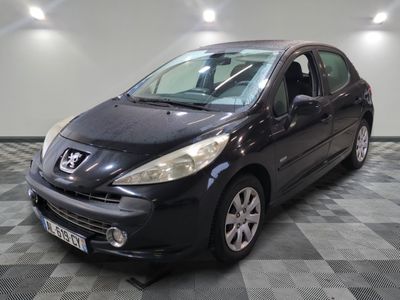 la photo d'une voiture noire garée dans un garage