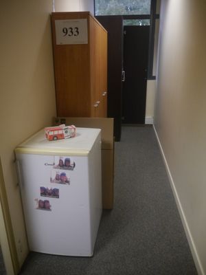 un petit réfrigérateur dans le couloir d'un immeuble de bureaux