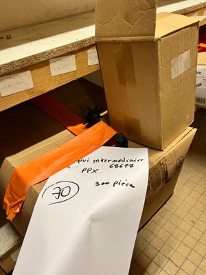 une pile de cartons sur une palette dans un entrepôt