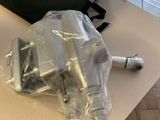 un sac noir et un sac à dos noir posés sur une table