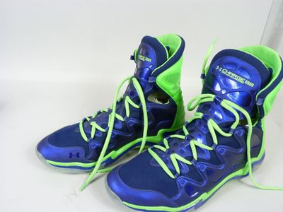 une paire de chaussures de basket bleues et vertes avec des lacets vert fluo
