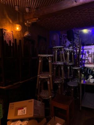 une pièce dans laquelle se trouvent tout un tas d'objets