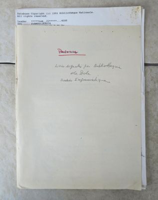un vieux livre posé sur un carrelage couvert d'inscriptions