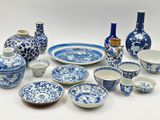 de nombreux plats et vases bleus et blancs sur la table