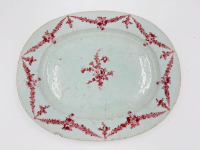 une assiette rouge et blanche ornée d'un motif floral