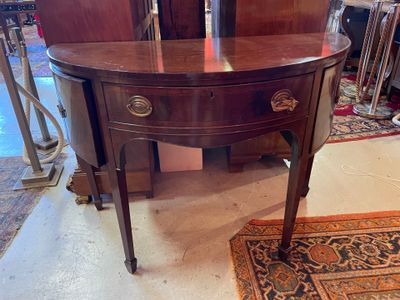 une petite table sur laquelle se trouve un miroir