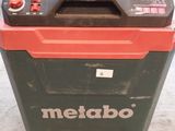 une boîte en métal noire et rouge avec un couvercle rouge