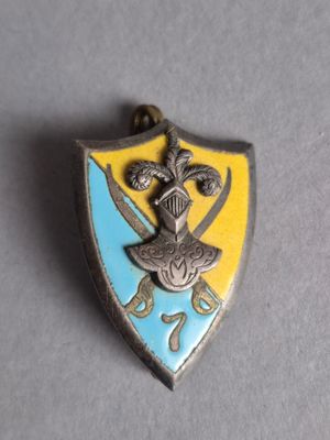 une image représentant un insigne métallique orné d'une épée et d'un bouclier
