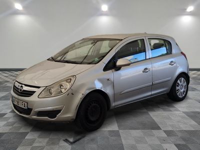 la photo d'une voiture argentée garée dans un garage