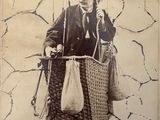 une vieille photo d'un homme en haut-de-forme, tenant un panier