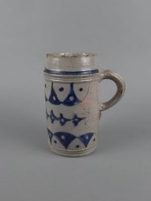 une tasse bleue et blanche ornée d'un motif de poisson