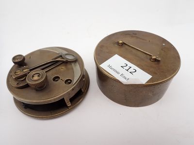 une vieille horloge avec un boîtier en métal et un cadran en métal