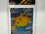 un gros plan d'une carte Pokémon dans une boîte transparente