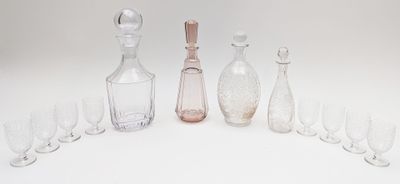 LOT de carafes et carafons en verre et cristal, deux à décor…