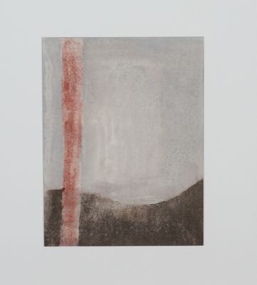 une peinture abstraite représentant une ligne rouge sur un mur blanc