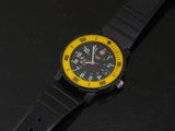 gros plan d'une montre sur une surface noire