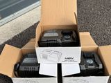 deux cartons contenant deux radios noires et une blanche, posés par terre