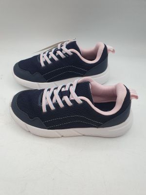 des baskets bleu marine et roses avec des lacets roses sur le côté