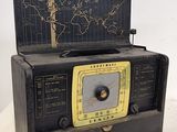 une vieille radio posée sur une table sur laquelle se trouve une carte du monde