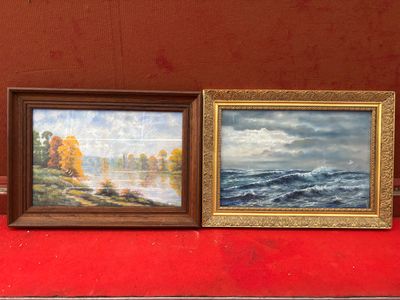 deux tableaux sur une table rouge avec une chaise rouge