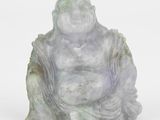 une image représentant une statue d'un Bouddha souriant assis sur une surface blanche