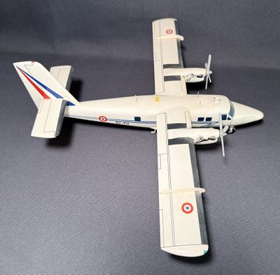 une maquette d'avion posée sur une table