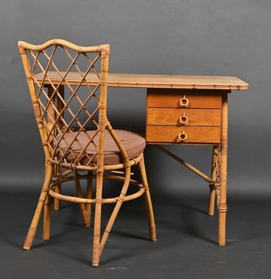 un petit bureau avec une chaise à côté